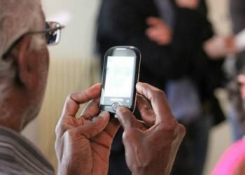 Survei Kominfo: Lansia jadi Penyebar dan Korban Hoaks Terbesar