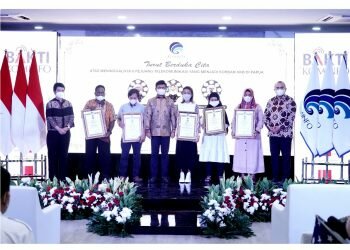 Menkominfo Johnny Plate Beri Penghargaan untuk Sembilan Pejuang Telekomunikasi Papua