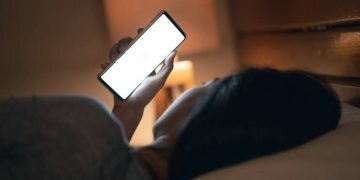 Main Gadget Sebelum Tidur Supaya Ngantuk, Benarkah?