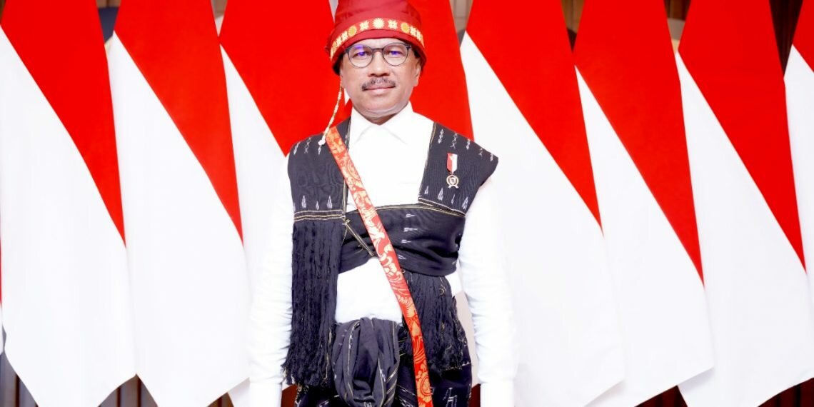 Menkominfo Johnny Plate Pimpin Upacara Peringatan Kemerdekaan RI Berbusana Adat Bajawa