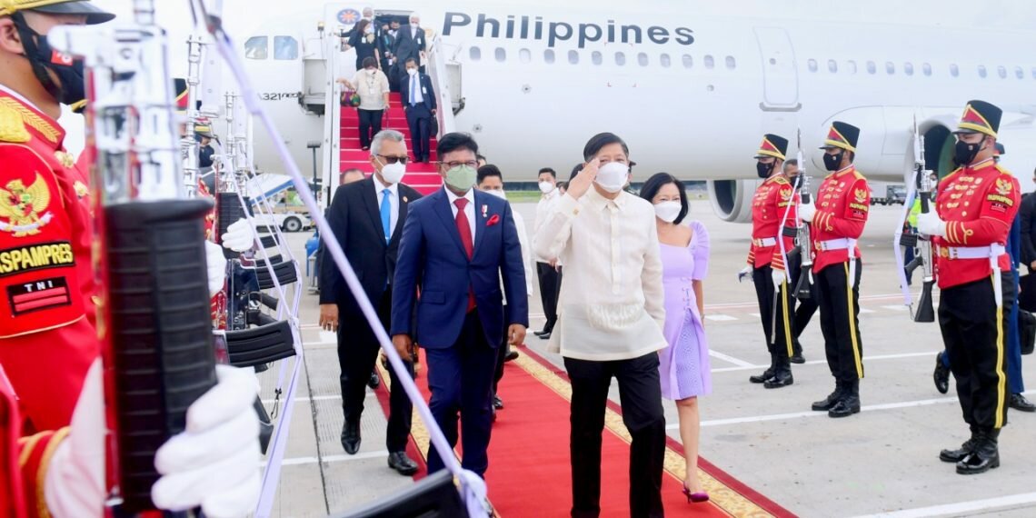 Tingkatkan Kerja Sama Sektor Digital, Menkominfo Johnny Plate Sambut Kedatangan Presiden Filipina